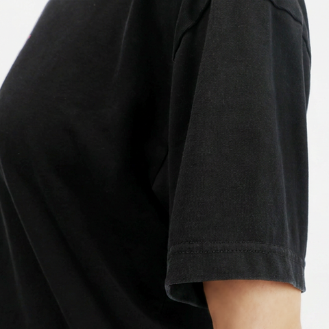 A female model wearing the Smith's 1906 WTE03 Black T-shirt is showing the side view.