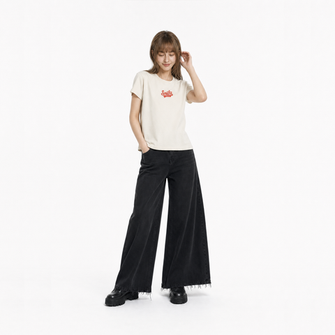 A female model is wearing jeans paired with the Smith's 1906 WTE03 Beige T-shirt.